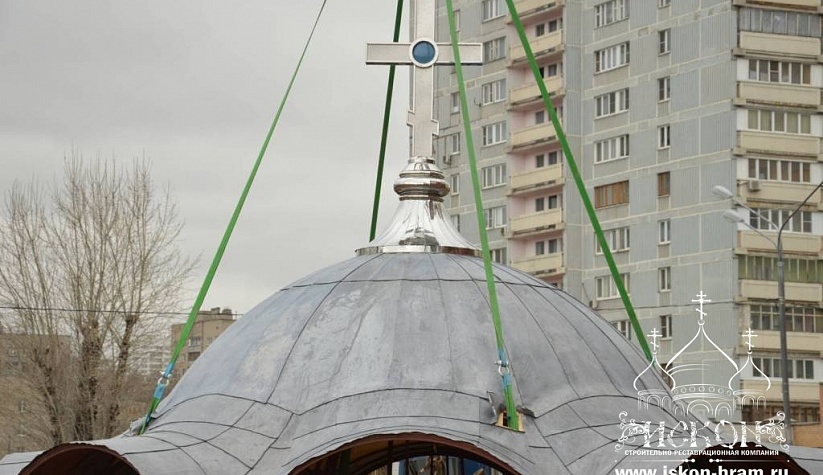 Монтаж куполов храма в Некрасовке (Москва)