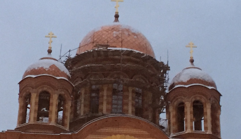 Установка крестов и кровля куполов на храме Воскресения Господня в Электростали