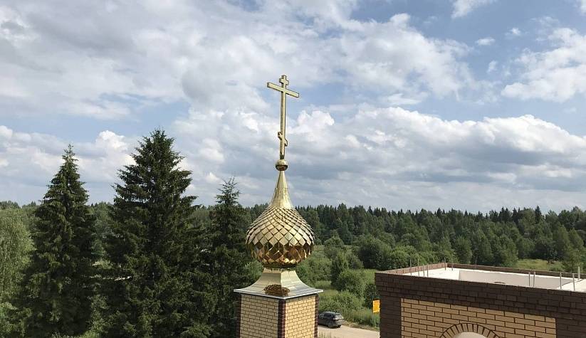 Купол с крестом на храм в честь Петра и Павла в Адищеве, Костромской области