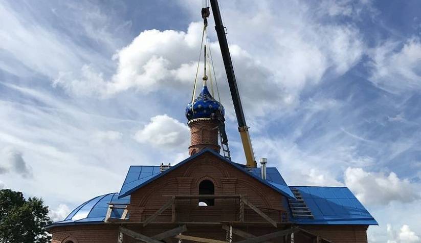 Купол с шаром и крестом на храм Рождества Пресвятой Богородицы в деревне Вировское, Тверской области