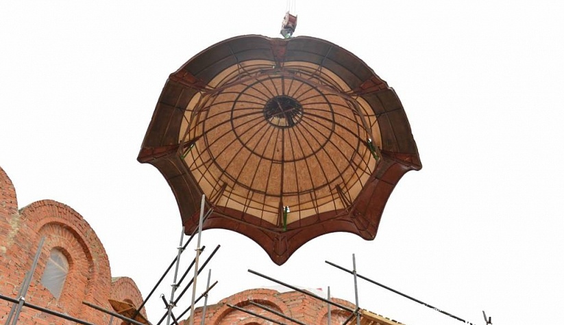 Монтаж куполов храма в Некрасовке (Москва)