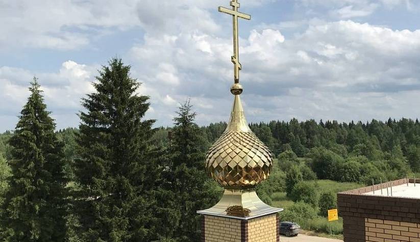 Купол с крестом на храм в честь Петра и Павла в Адищеве, Костромской области